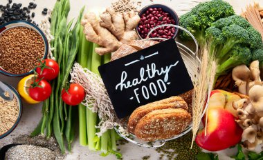 Beyaz arka planda sağlıklı bağırsak için yüksek lifli gıdalar. Sağlıklı dengeli diyet kavramı. Üst görünüm.