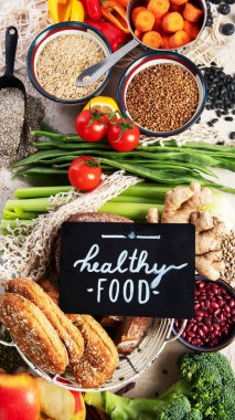 Beyaz arka planda sağlıklı bağırsak için yüksek lifli gıdalar. Sağlıklı dengeli diyet kavramı. Üst görünüm.