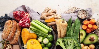 Hafif arka planda vejetaryen protein yiyeceği. Tam vejetaryen besin kaynakları. Sağlıklı beslenme, diyet malzemeleri. Üst Manzara. Kopyalama alanı olan Panorama.