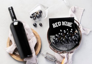 Açık gri arka planda aperatifli kırmızı şarap çeşitleri. Geleneksel alkol içecekleri. Üst manzara, düz uzanma