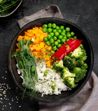 Bir kase pirinç, brokoli, balkabağı ve mikroyeşillik. Sağlıklı gıda diyeti kavramı