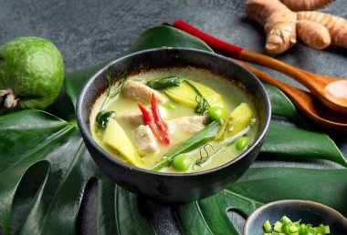Koyu arka planda tavuklu yeşil köri. Geleneksel Asya yemekleri. 
