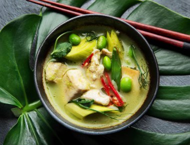 Koyu arka planda tavuklu yeşil köri. Geleneksel Asya yemekleri. Üst görünüm, düz görünüm, kopyalama alanı