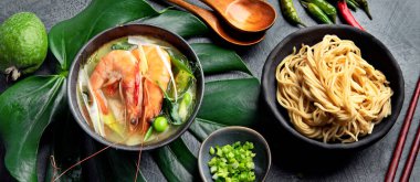 Koyu arka planda tavuklu yeşil köri. Geleneksel Asya yemekleri. Üst görünüm, düz görünüm, kopyalama alanı