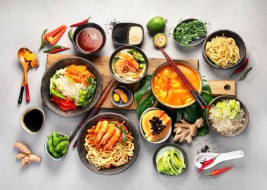 Asya yemekleri gri arka planda. Geleneksel yemek kokteyli. Üst manzara, düz uzanma