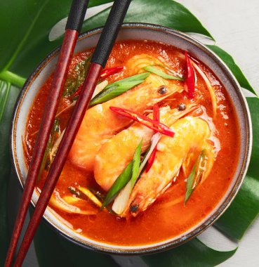 Açık gri arka planda tavuklu kırmızı köri. Geleneksel Asya yemekleri. Üst görünüm, düz görünüm, kopyalama alanı