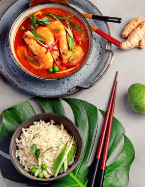 Açık gri arka planda tavuklu kırmızı köri. Geleneksel Asya yemekleri. Üst görünüm, düz görünüm, kopyalama alanı