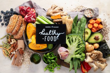 Hafif arka planda vejetaryen protein yiyeceği. Tam vejetaryen besin kaynakları. Sağlıklı beslenme, diyet malzemeleri. Üst görünüm.