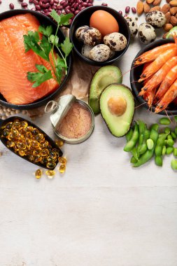 Omega 3 yağ asidi ve hafif arka planda sağlıklı yağlar bakımından zengin gıdalar. Sağlıklı keto ve düşük karbonhidratlı diyet yeme kavramı. Üst Manzara. Boşluğu kopyala.