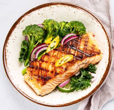 Pişmiş somon ve sebze. Akdeniz diyeti konsepti. Düz yatış, üst görünüm