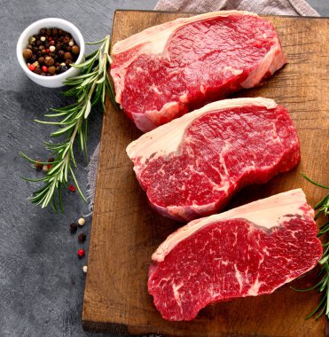 Çiğ biftekler Üst Manzara, düz uzanma