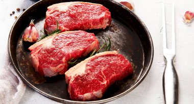 Hafif arka planda taze biftek. Üst görünüm