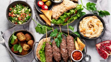 Lübnan yemekleri hafif arka planda. Geleneksel gıda konsepti. Üst manzara, düz uzanma