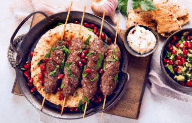 Pita Akdeniz diyet kavramlı kebap. Düz yatış, üst görünüm