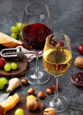 Aperatifli kırmızı şarap. Parti için yaz içeceği, şarap dükkanı ya da şarap tatma konsepti. 