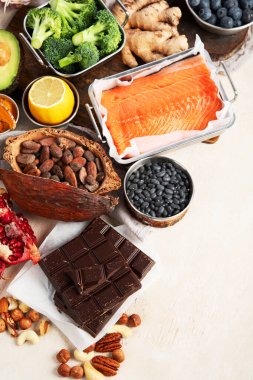 Temiz yemek için çeşitli yiyecekler hafif arka planda antioksidan detoks diyeti. Meyve, sebze, tohum, toz, ıspanak, zencefil, böğürtlen. Üst görünüm.