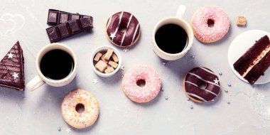 Kahveli çörekler gri arka planda, üst manzara