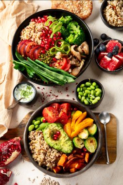 Buda, arka planda vejetaryenler için karışık sebze kaseleri hazırlar. Sağlıklı beslenme konsepti. Üst görünüm.