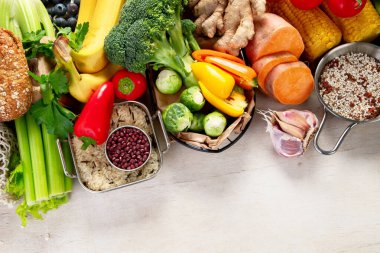 Hafif arkaplanda bir sürü karbonhidrat var. İyi karbonhidrat kaynakları seçimi. Sağlıklı gıda konsepti. Üst Manzara. Boşluğu kopyala.