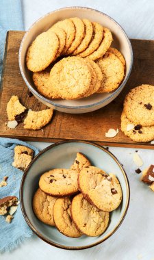 Hafif arka planda lezzetli yulaflı kurabiyeler. Ev yapımı yemek konsepti. Üst manzara, düz uzanma