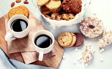 Hafif arka planda kurabiyeler. Ev yapımı tatlılar. Kutlama konsepti. Üst görünüm, düz görünüm, kopyalama alanı