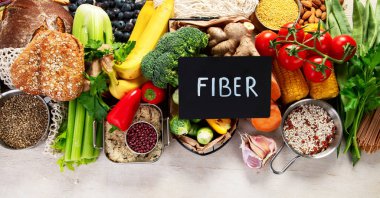 Hafif arkaplanda bir sürü karbonhidrat var. İyi karbonhidrat kaynakları seçimi. Sağlıklı gıda konsepti. Üst Manzara. Boşluğu kopyala.