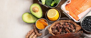 Temiz yemek için çeşitli yiyecekler hafif arka planda antioksidan detoks diyeti. Meyve, sebze, tohum, toz, ıspanak, zencefil, böğürtlen. Üst Manzara. Kopyalama alanı olan Panorama.