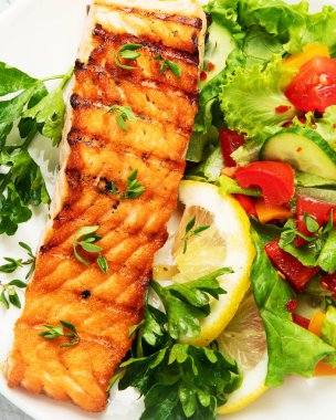 Sebze ve patates kızartmalı somon bifteği. Taze ızgara. Sağlıklı bir akşam yemeği. Akdeniz diyeti. Üst görünüm, düz görünüm, kopyalama alanı