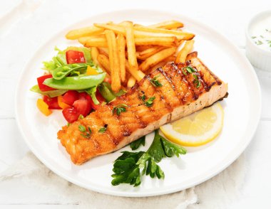 Sebze ve patates kızartmalı somon bifteği. Taze ızgara. Sağlıklı bir akşam yemeği. Akdeniz Diyeti. 