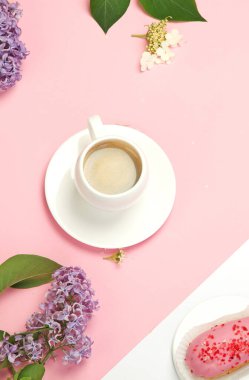 Renkli arka planda bir fincan kahveli kompozisyon. Bahar doğal arka plan. 