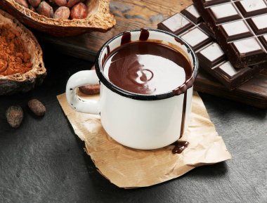 Esmer arka planda erimiş çikolata içeceği. 