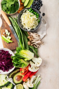 Sebze salatası için malzemeler. Lezzetli sağlıklı yiyecekler. Vejetaryen konsepti. Hafif bir arka planda, üst görünümde. Boşluğu kopyala