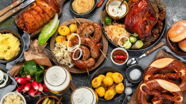 Karanlık arka planda Alman mutfağı. Izgara et ve abur cubur. Üst manzara, düz uzanma