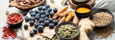 Sağlıklı yiyecekler temiz arka planda seçiliyor. Dengeli diyet konsepti. Süper yemek çeşitleri. Üst manzara, panorama.