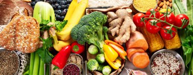 Hafif arkaplanda bir sürü karbonhidrat var. İyi karbonhidrat kaynakları seçimi. Sağlıklı gıda konsepti. Üst Manzara. Panorama.