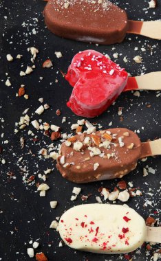 Esmer arka planda buzlu dondurma çeşitleri. Bahar doğal arka plan. Üst görünüm