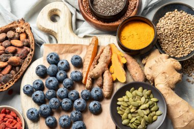 Sağlıklı yiyecekler temiz arka planda seçiliyor. Dengeli diyet konsepti. Süper yemek çeşitleri. Üst görünüm.