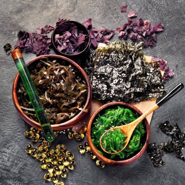 Esmer arka planda yosun çeşitleri. Sağlıklı atıştırmalıklar. Üst görünüm.