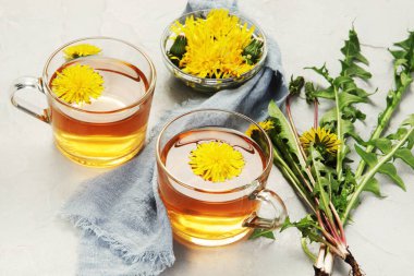 Karahindiba çiçeklerinden yapılmış lezzetli sağlıklı çay. Taze kokulu bitkiler. Üst görünüm.