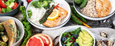 Çeşitli sağlıklı yemek tabakları. Sağlıklı yiyecek çeşitleri. 