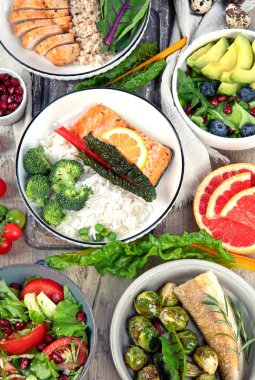 Çeşitli sağlıklı yemek tabakları. Sağlıklı yiyecek çeşitleri.