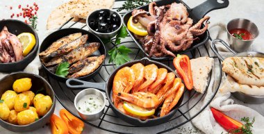 Deniz ürünleri tabağı. Sebzeli lezzetli deniz ürünleri. 