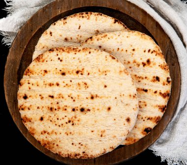 Pita ekmeği izole. Geleneksel ve tipik Arap yemekleri. Üst görünüm.