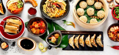 Çin yemeği. Çin mutfağı tabakları masada. Asya yemekleri konsepti. Üst görünüm.