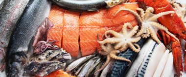 Deniz ürünleri. Taze balık, karides, istiridye ve ahtapot. Üst görünüm.