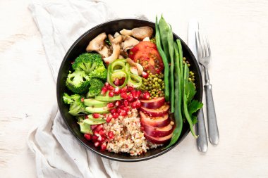 Arka planda kinoa, salatalık, brokoli, domates ve nohut olan Buda kasesi. Vejetaryen konsepti. Üst görünüm.