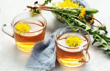 Karahindiba çiçeklerinden yapılmış lezzetli sağlıklı çay. Taze kokulu bitkiler. Üst görünüm.