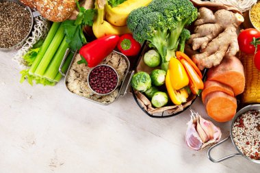 Hafif arkaplanda bir sürü karbonhidrat var. İyi karbonhidrat kaynakları seçimi. Sağlıklı gıda konsepti. Üst Manzara. Boşluğu kopyala.