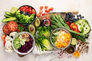 Sebze salatası için malzemeler. Lezzetli sağlıklı yiyecekler. Vejetaryen konsepti. Hafif bir arkaplanda, üst görünümde