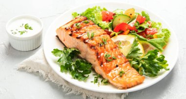 Sebze ve patates kızartmalı somon bifteği. Taze ızgara. Sağlıklı bir akşam yemeği. Akdeniz Diyeti. 